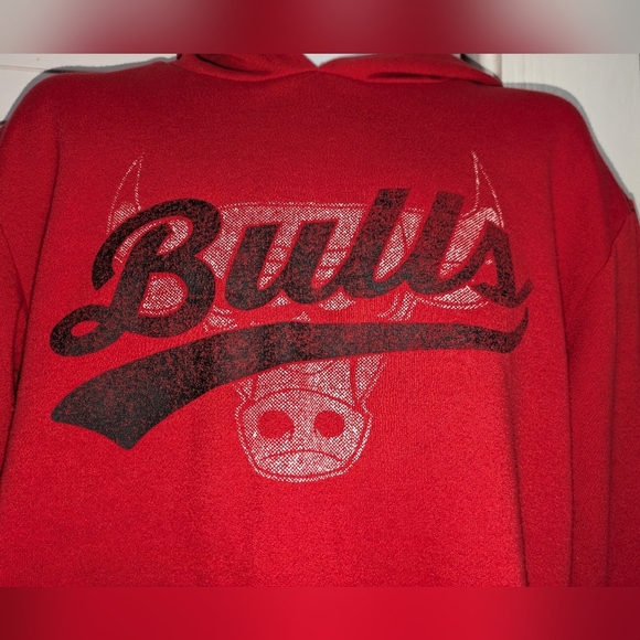 NBA Women's Red cropped long sleeve Chicago Bulls cropped hoodie. EUC. SIZE M - Picture 3 of 8